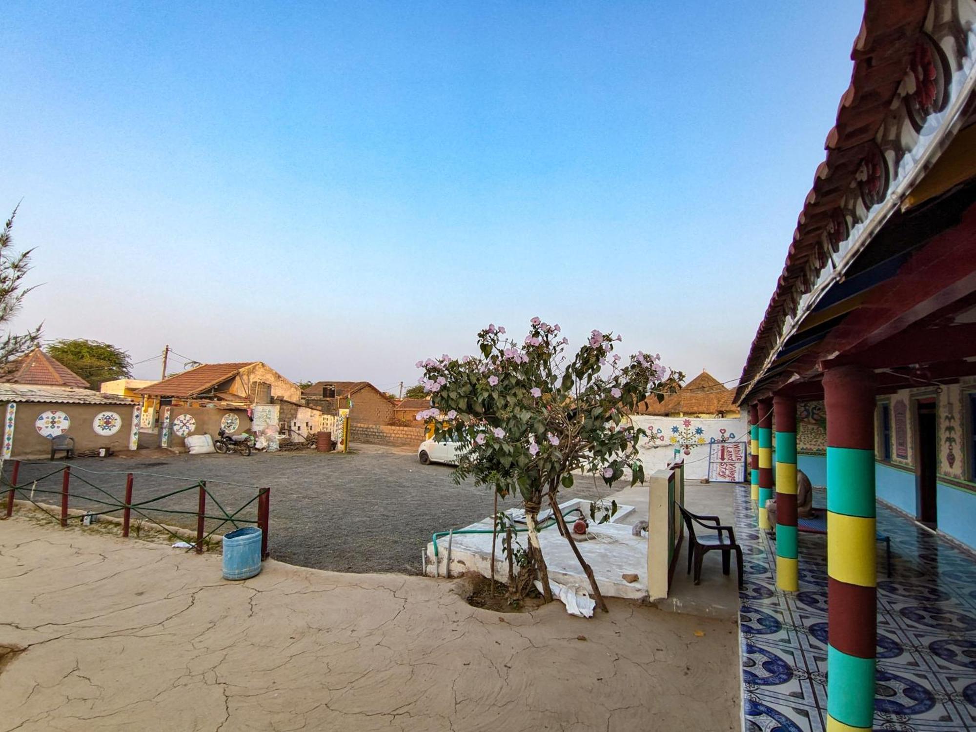 White Land Villagestay Dhordo Extérieur photo
