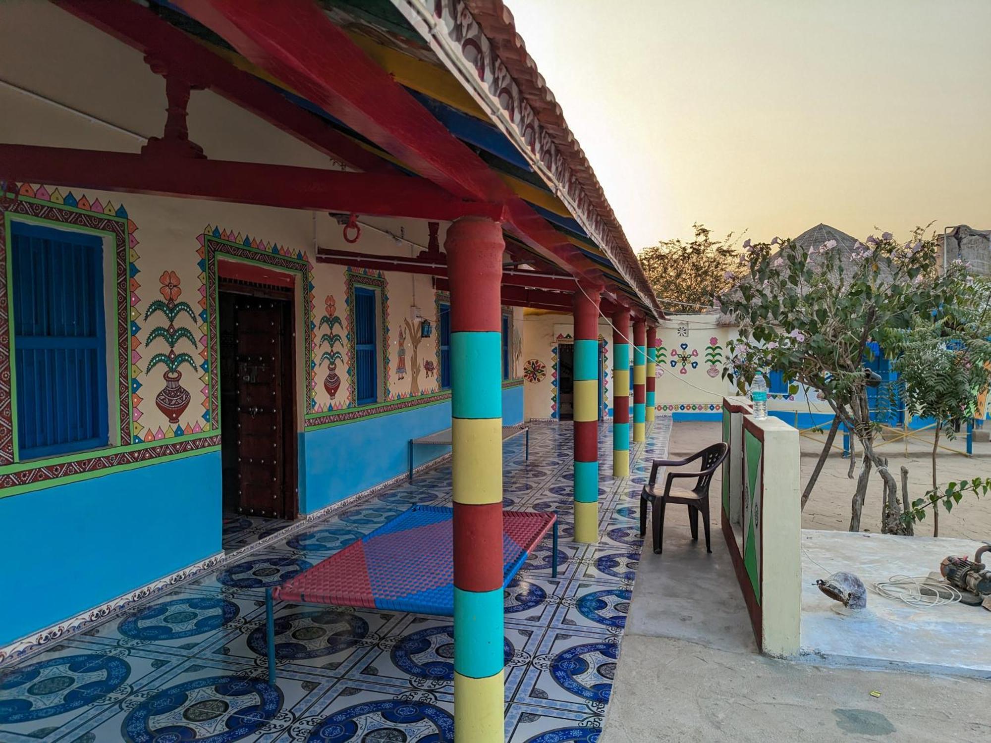 White Land Villagestay Dhordo Extérieur photo
